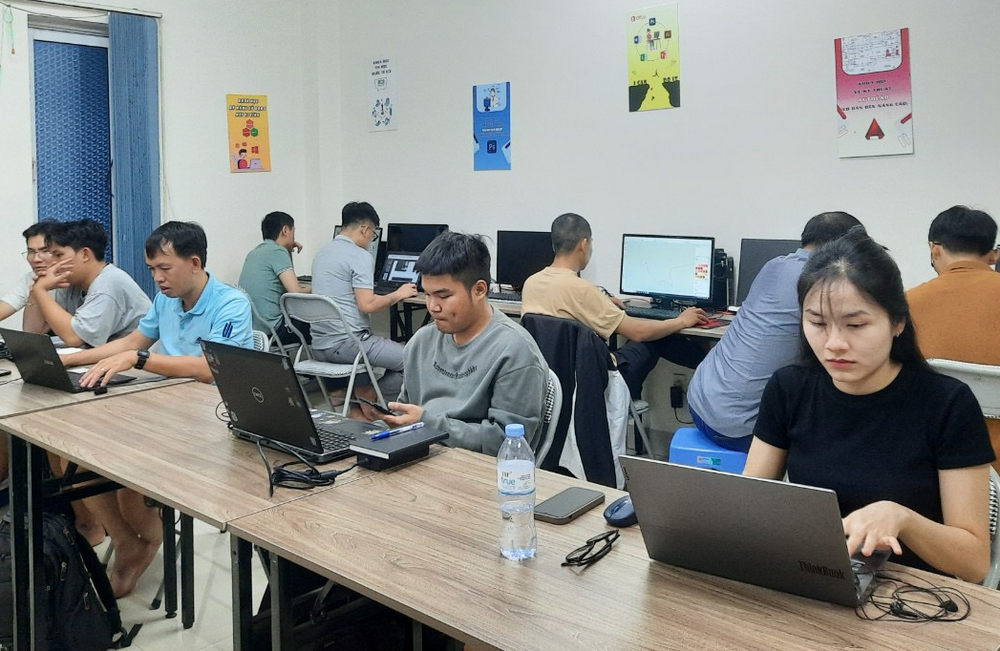 Top 2 Trung Tâm Đào Tạo Khóa Học AI Thực Chiến